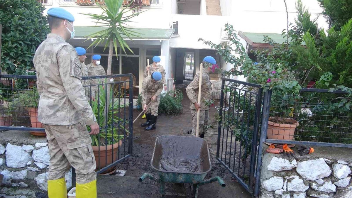 Jandarma, Muğla da sel mağduru vatandaşların evlerini temizledi #8