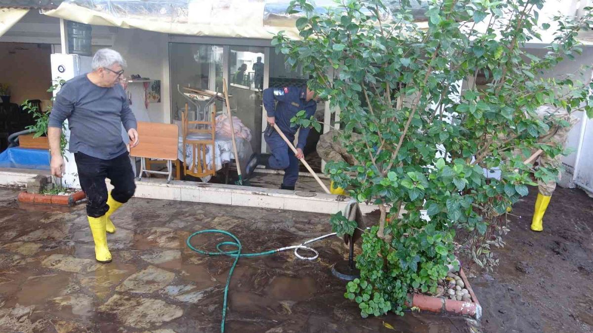 Jandarma, Muğla da sel mağduru vatandaşların evlerini temizledi #4