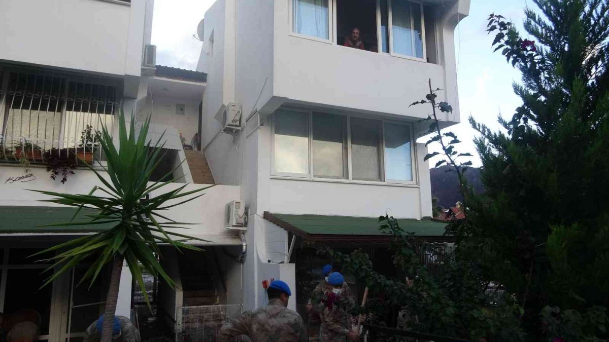 Jandarma, Muğla da sel mağduru vatandaşların evlerini temizledi #6