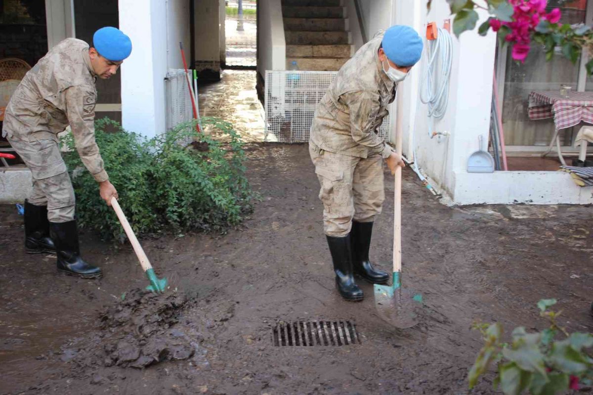 Jandarma, Muğla da sel mağduru vatandaşların evlerini temizledi #16