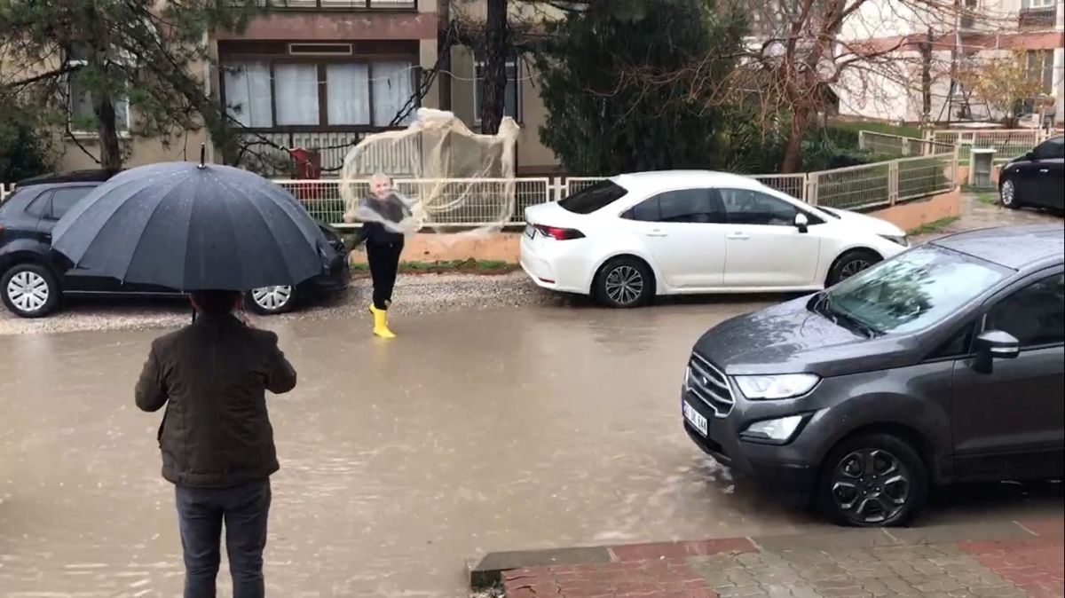 Edirne de göle dönen yollara tepki gösteren vatandaş, balık ağı attı #3