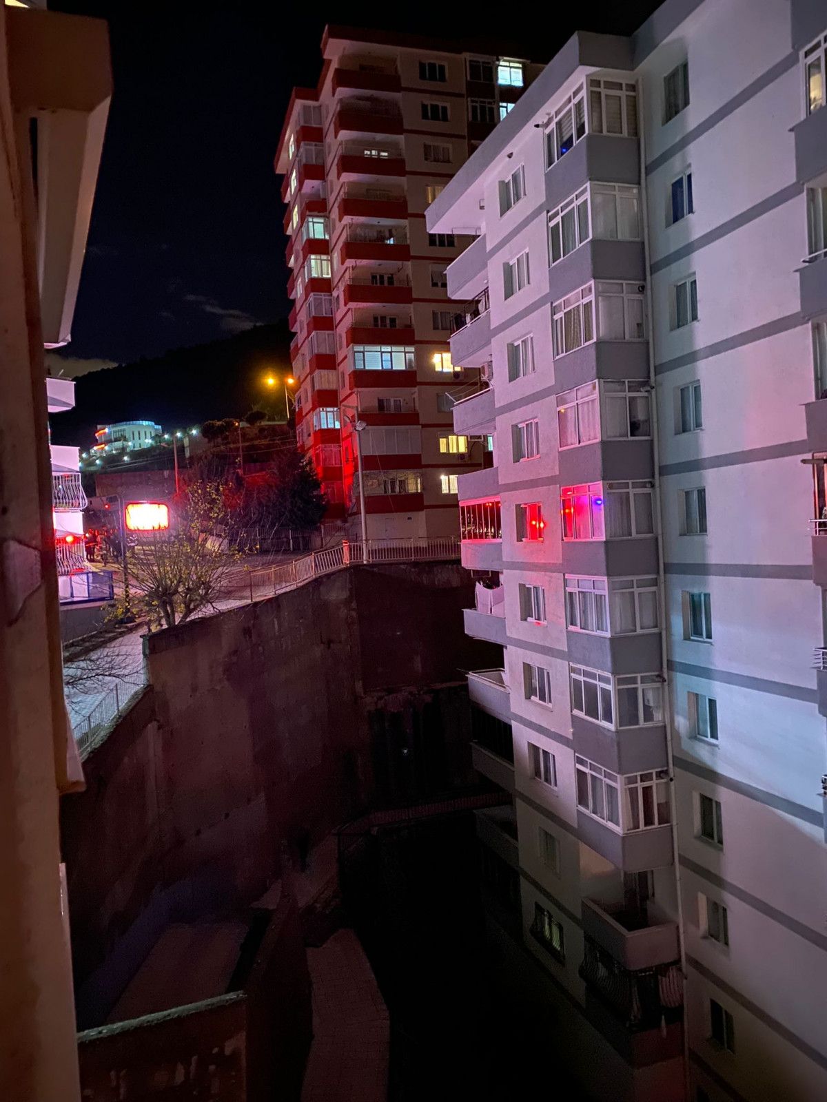 İzmir de istinat duvarı çöktü: 88 daire boşaltıldı  #2