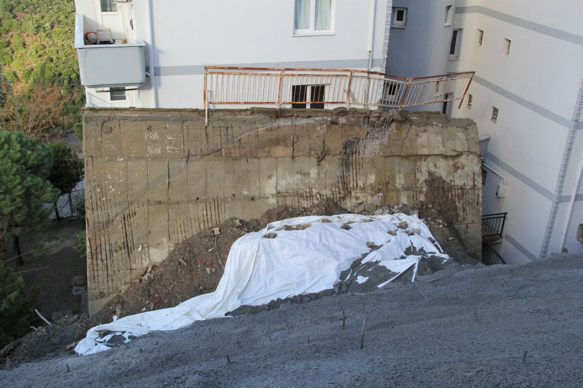 İzmir de istinat duvarının apartmanın üzerine yıkıldığı anlar #5