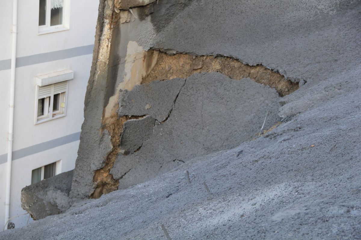İzmir de istinat duvarının apartmanın üzerine yıkıldığı anlar #1