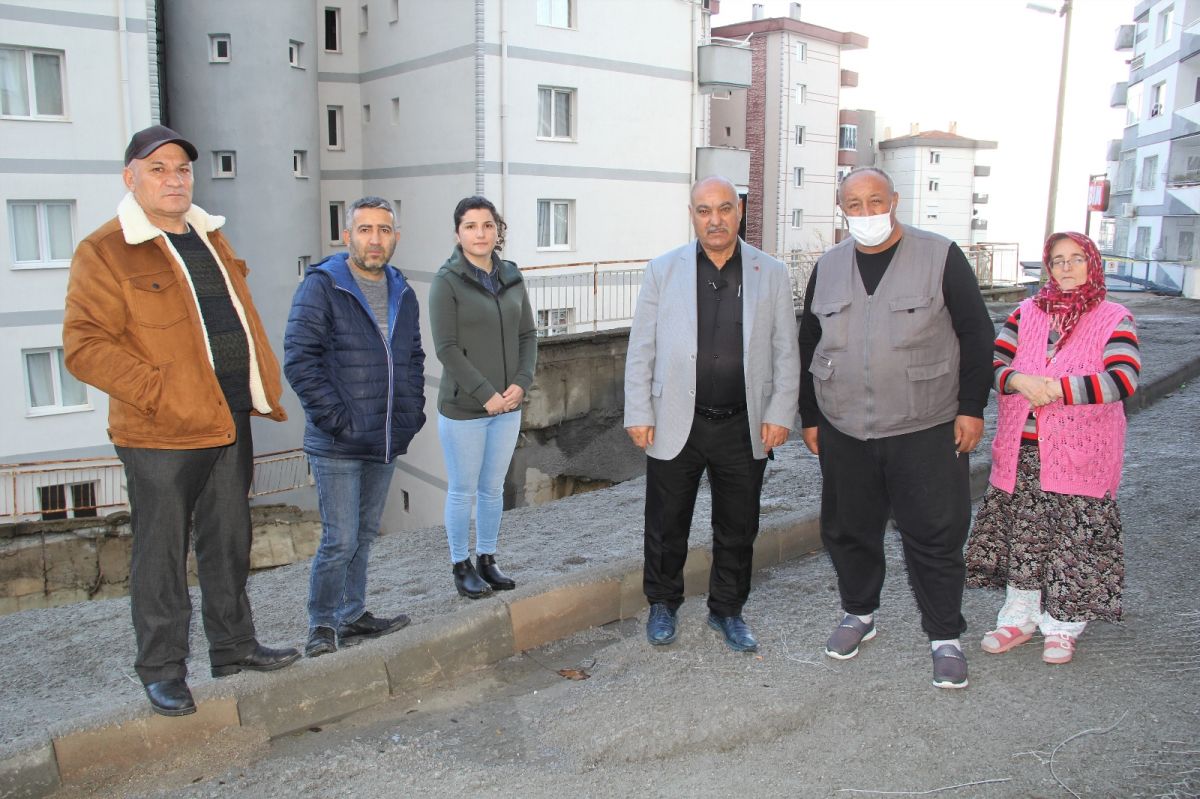 İzmir de istinat duvarının apartmanın üzerine yıkıldığı anlar #6