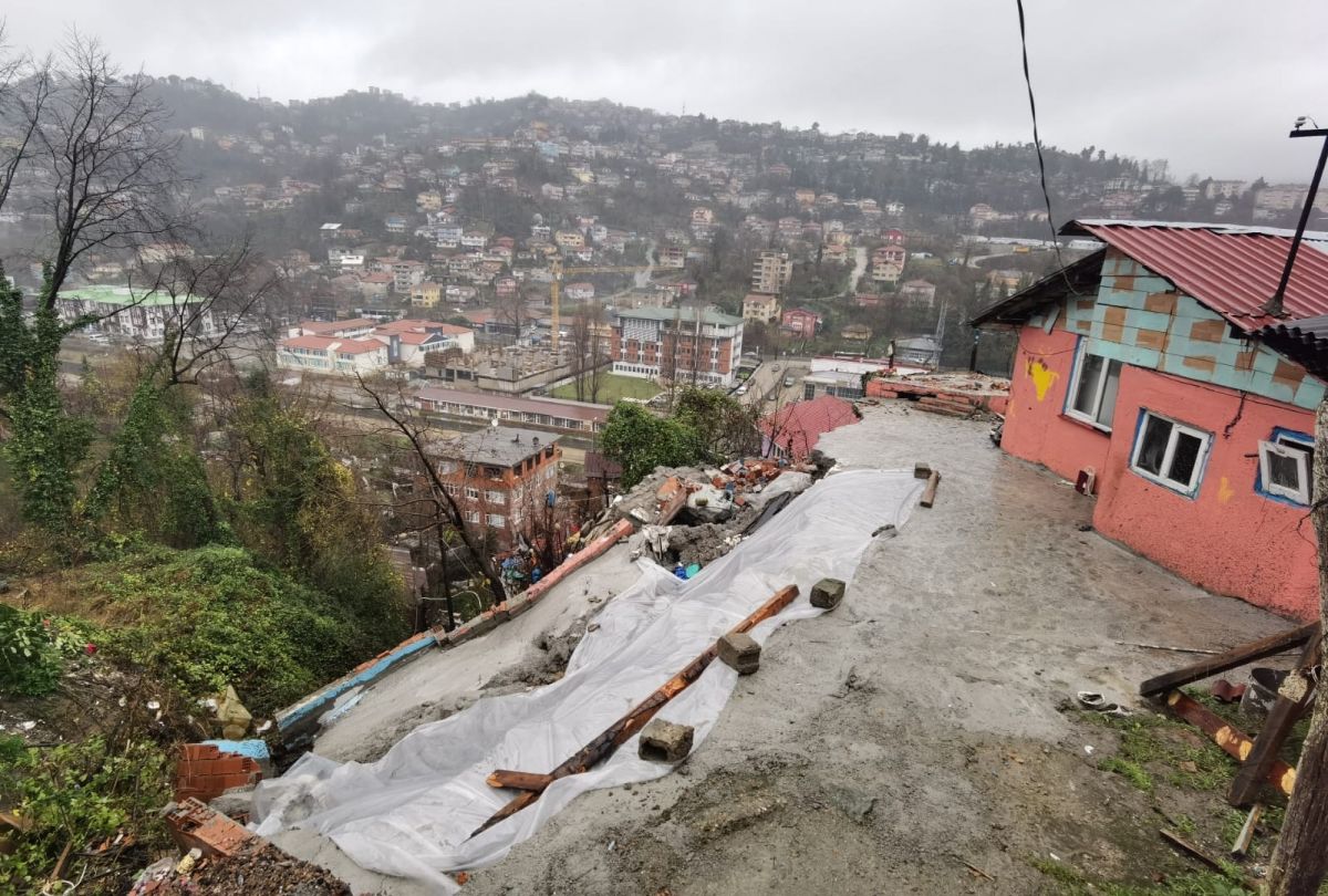 Zonguldak Ta Ger Ekle En Heyelanda Evin Bah Esi G T