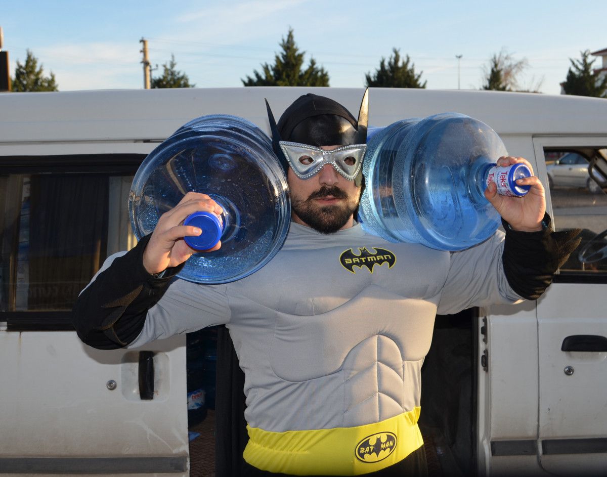 Aksaray da işleri açılsın diye Batman kostümüyle su satmaya başladı #1