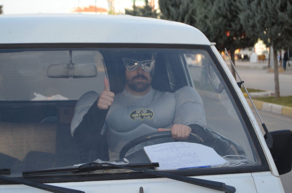 Aksaray da işleri açılsın diye Batman kostümüyle su satmaya başladı #6