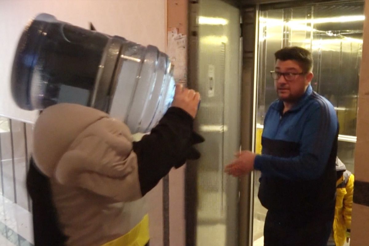 Aksaray da işleri açılsın diye Batman kostümüyle su satmaya başladı #3