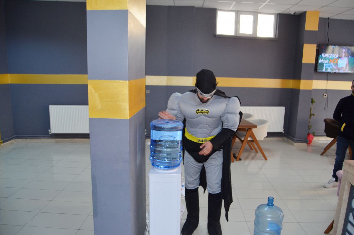 Aksaray da işleri açılsın diye Batman kostümüyle su satmaya başladı #4