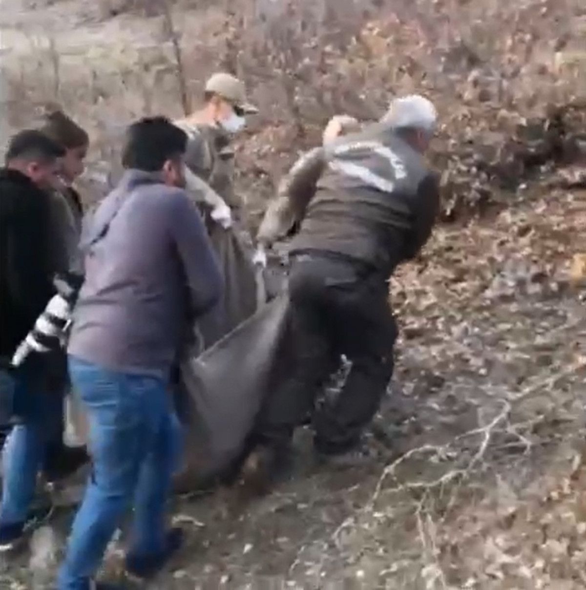 Elazığ da kayalıklarda sıkışan yaralı dağ keçisini Mehmetçik kurtardı #5