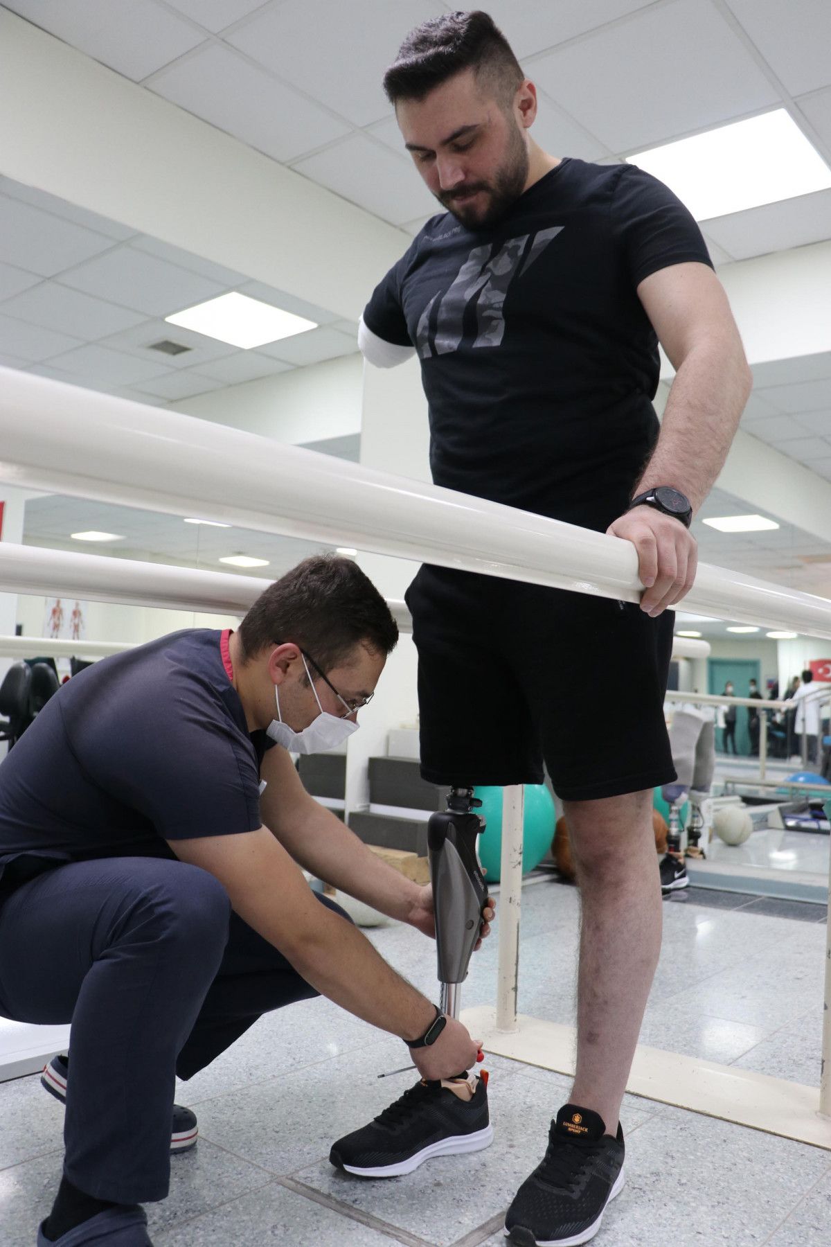 Pençe-Şimşek gazisi İbrahim Yüzer protez bacakla yürümeye başladı #11