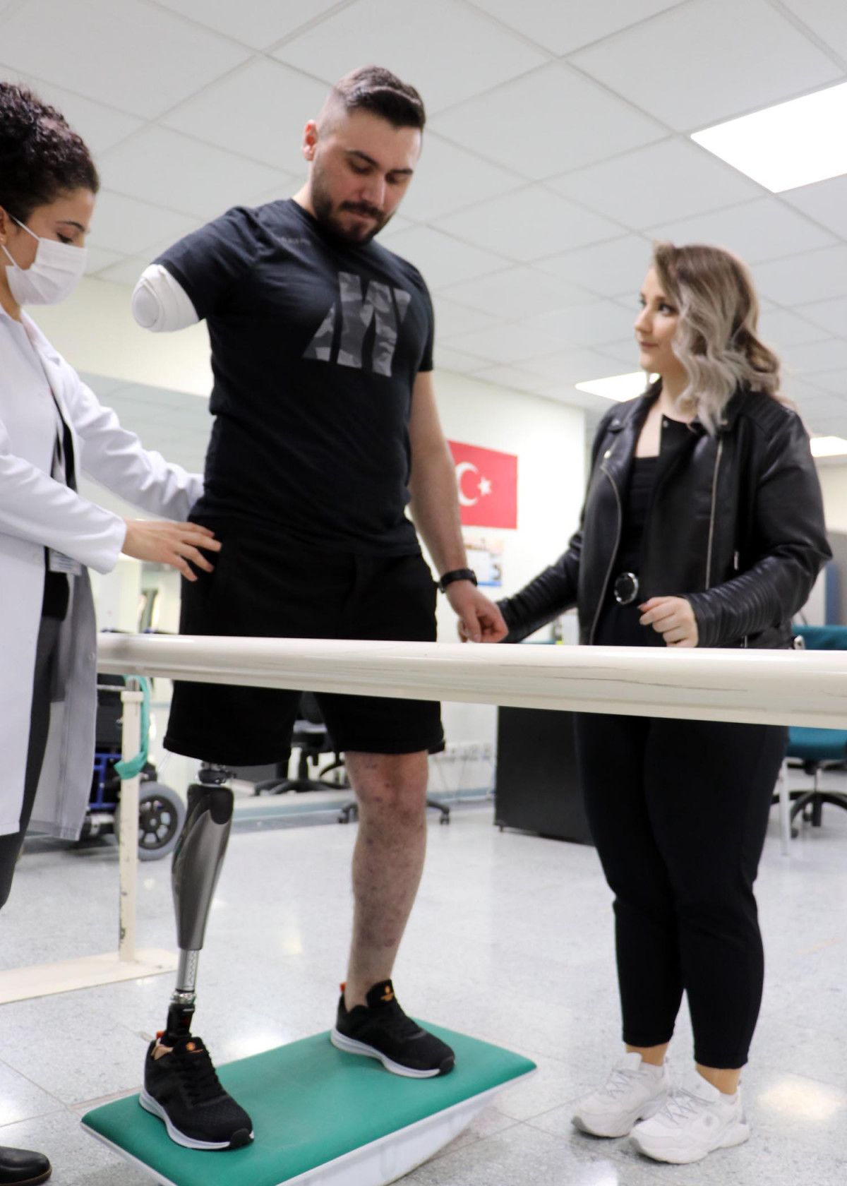 Pençe-Şimşek gazisi İbrahim Yüzer protez bacakla yürümeye başladı #9