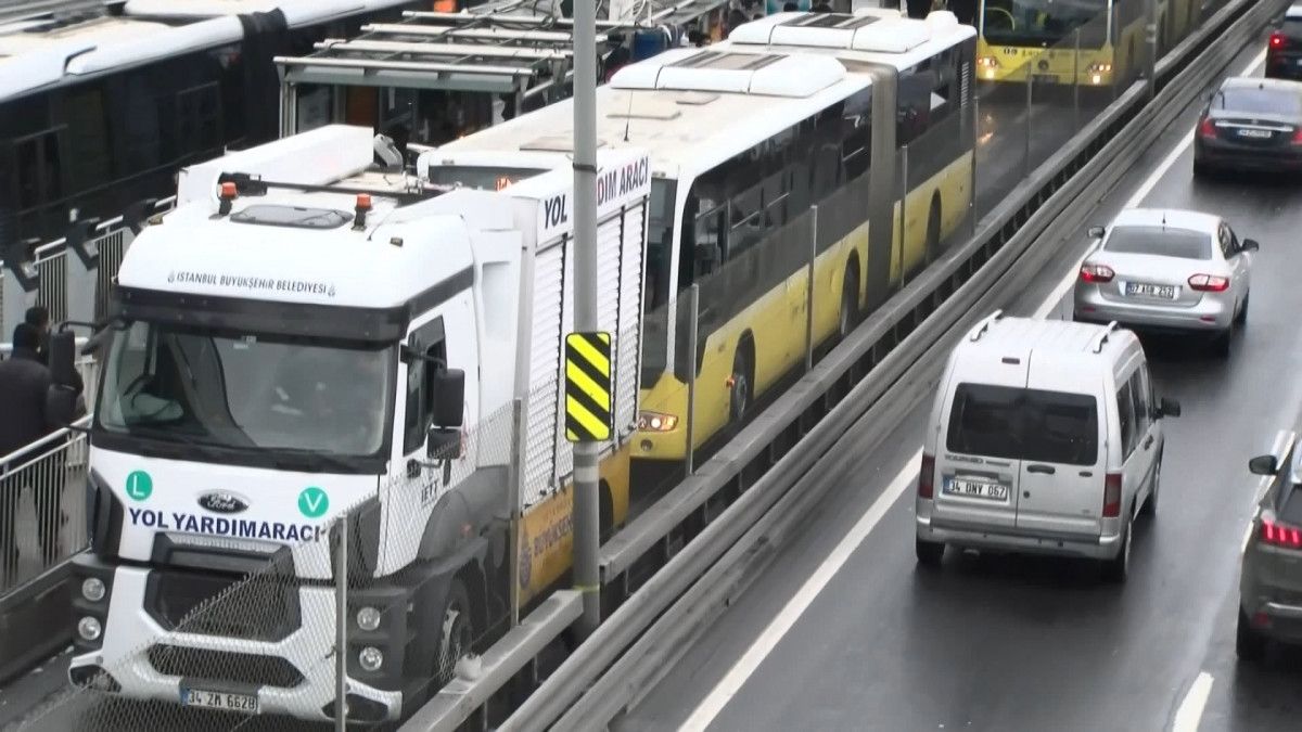 İstanbul da arızalanan metrobüs ulaşımı aksattı #4