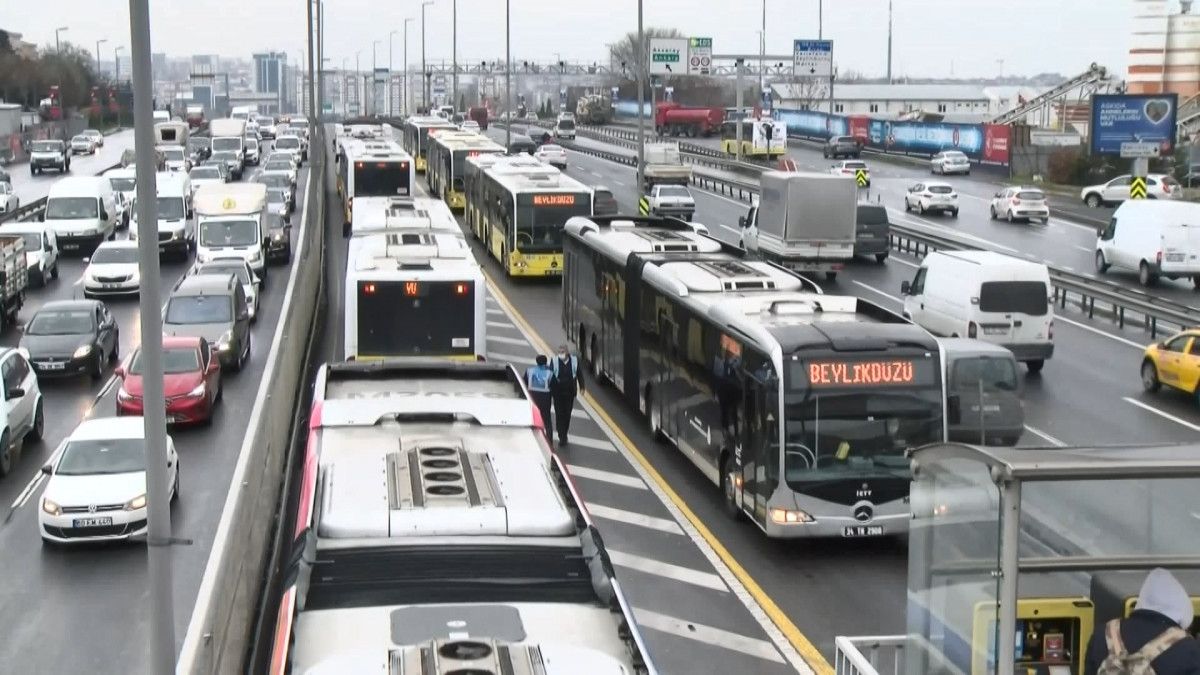 İstanbul da arızalanan metrobüs ulaşımı aksattı #5