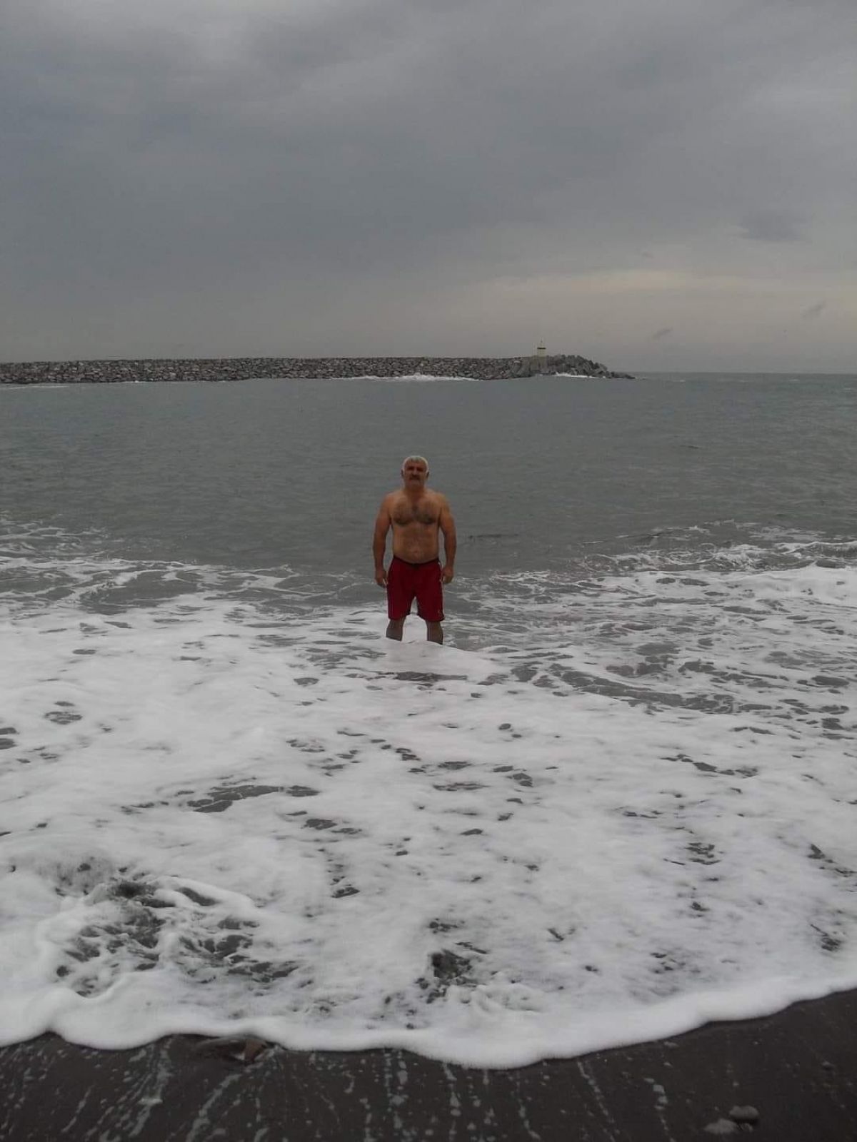 Buz Adam 7 derecede denize girdi -2