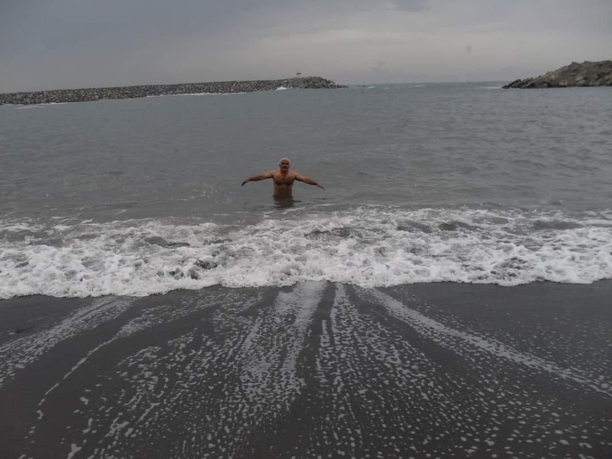 Buz Adam 7 derecede denize girdi -1