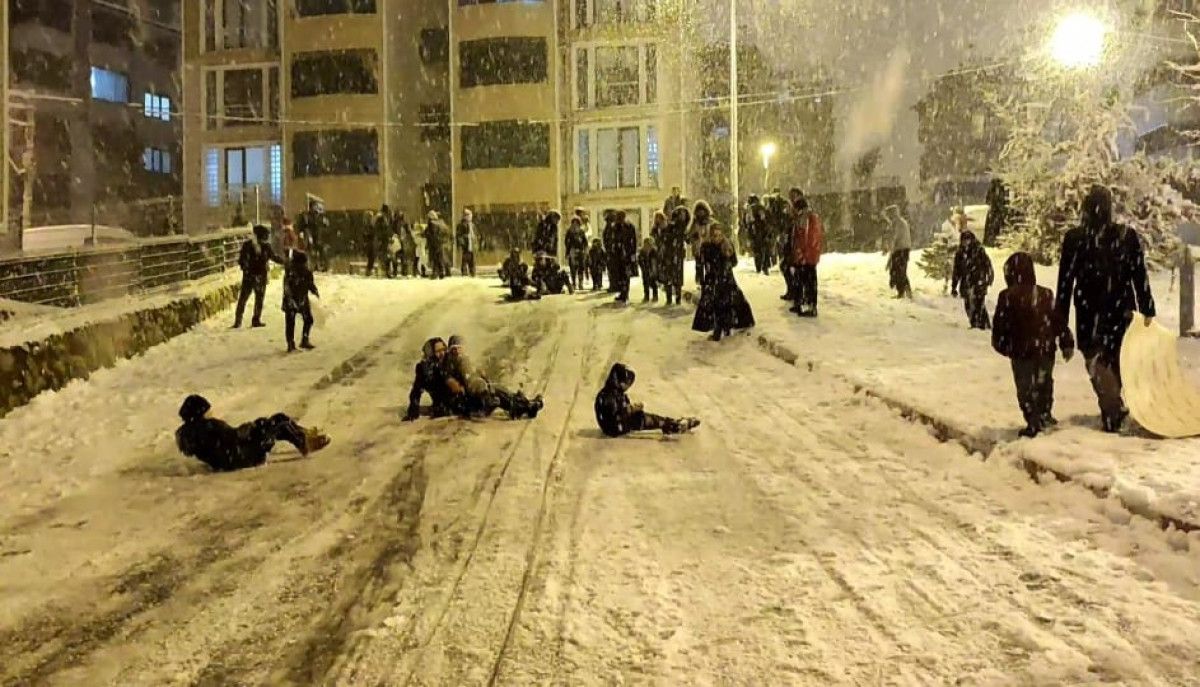 Karabük te sürücülere zor anlar yaşatan kar, çocukların eğlencesi oldu #7