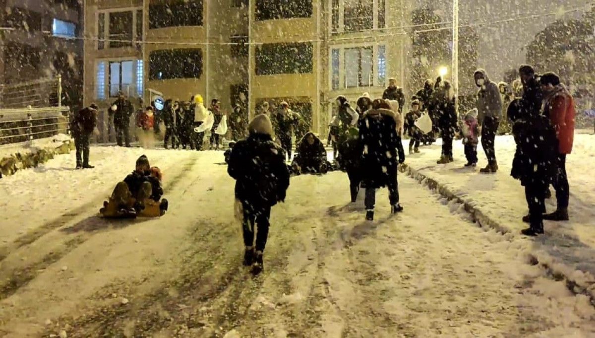 Karabük te sürücülere zor anlar yaşatan kar, çocukların eğlencesi oldu #5