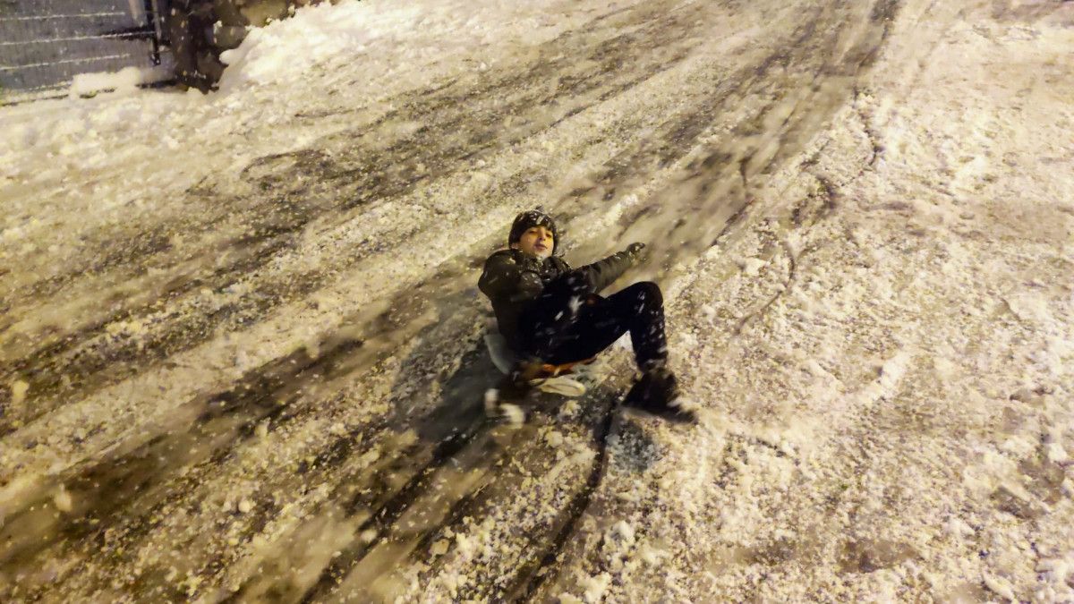 Karabük te sürücülere zor anlar yaşatan kar, çocukların eğlencesi oldu #8