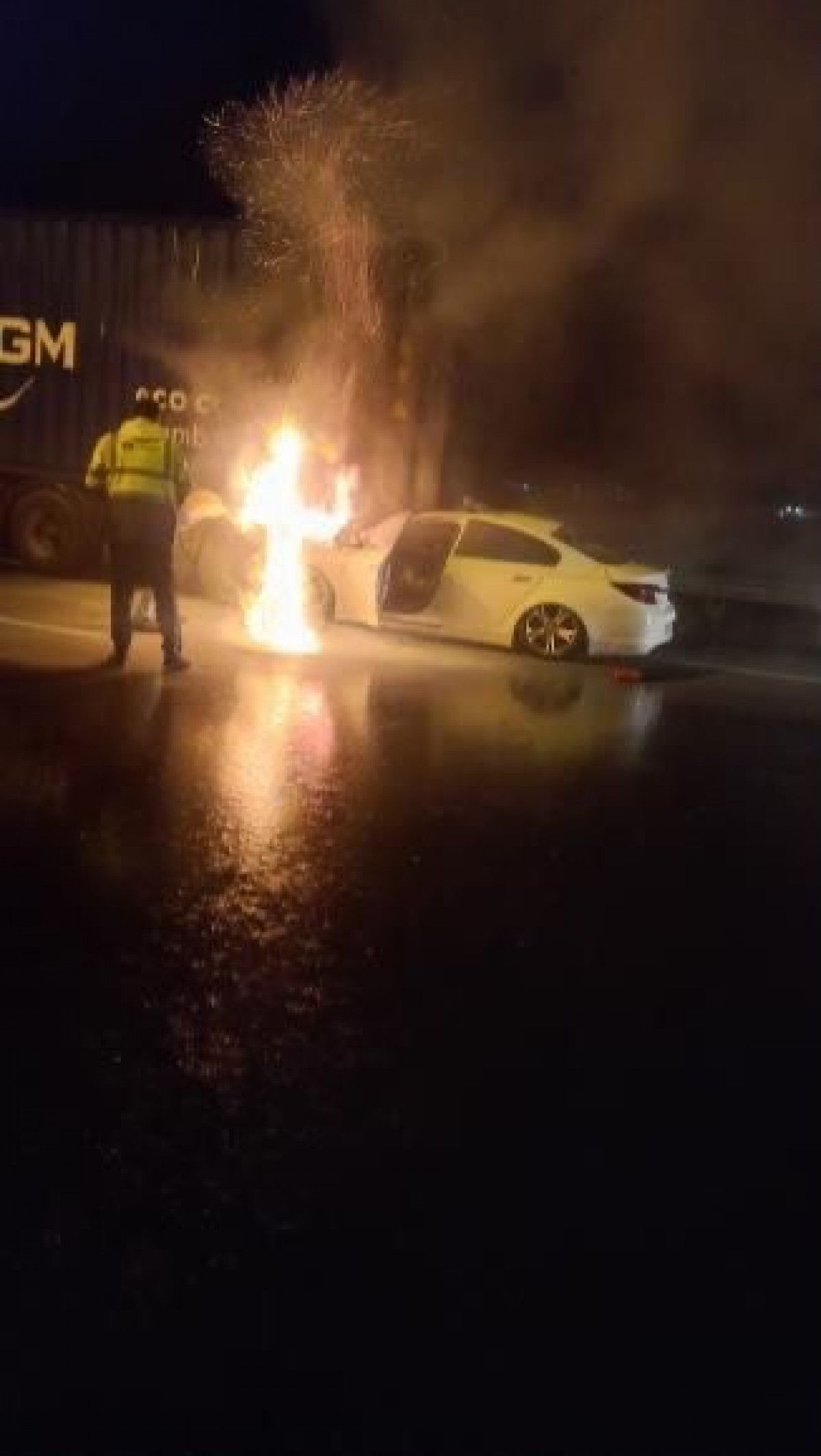 The driver of the car that hit the truck in Izmir burned to death #2