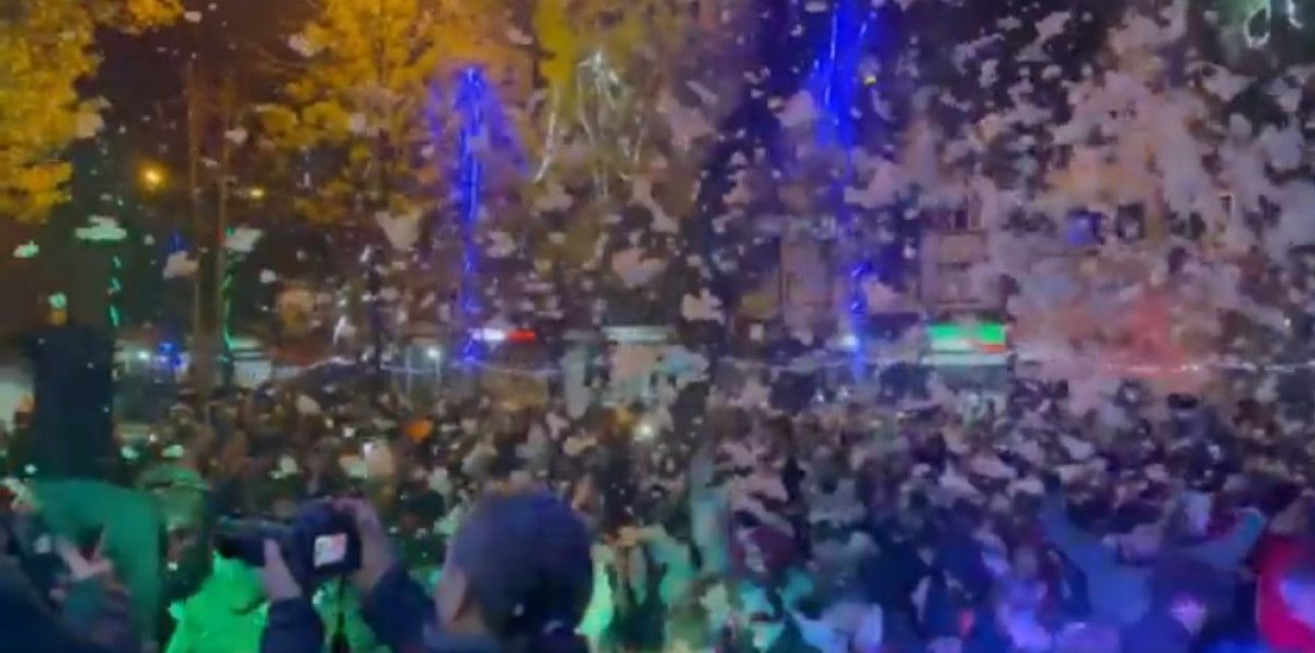 Rizeliler yeni yılı köpük partisi ve horon ile karşıladı #1