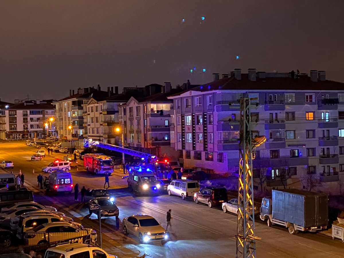 Ankara da polisten kaçan hırsız, havalandırma boşluğuna sıkıştı #1