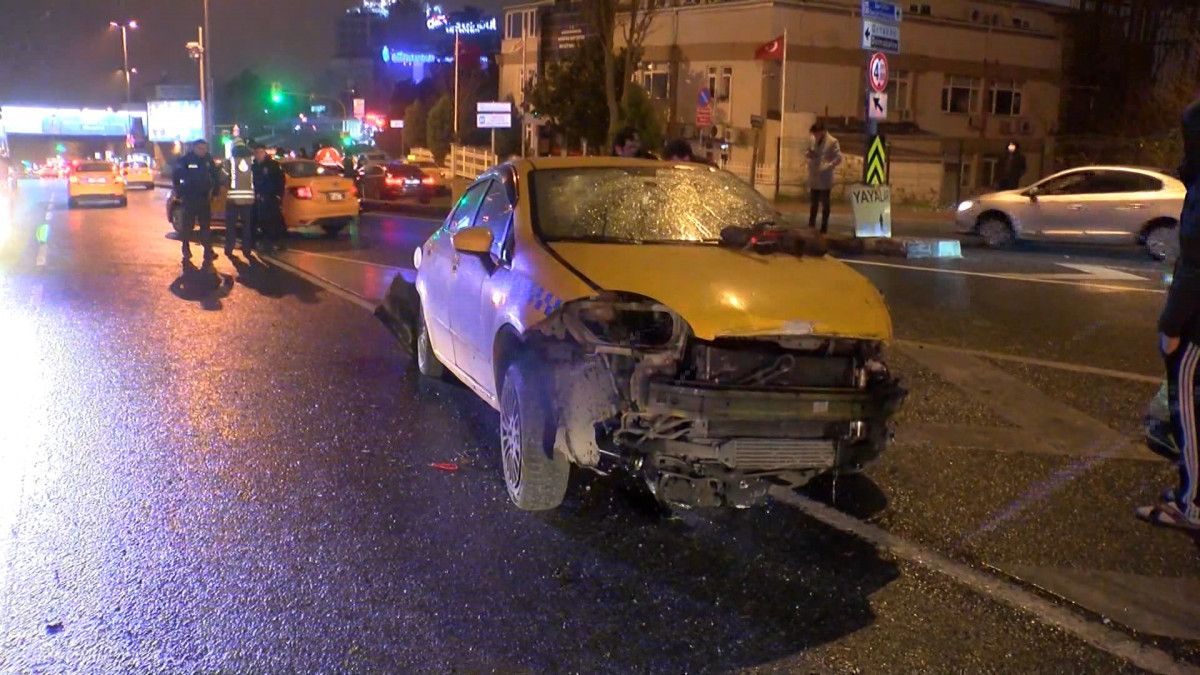 Beşiktaş ta kazanın etkisiyle camdan fırlayan sürücü, aracının altında kaldı #2