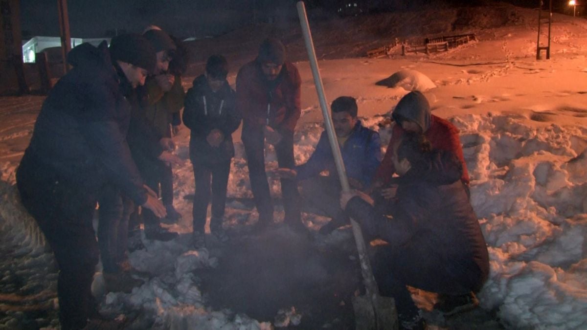 Avcılar’da 16 saatlik elektrik kesintisinde ateş yakıp ısındılar #1