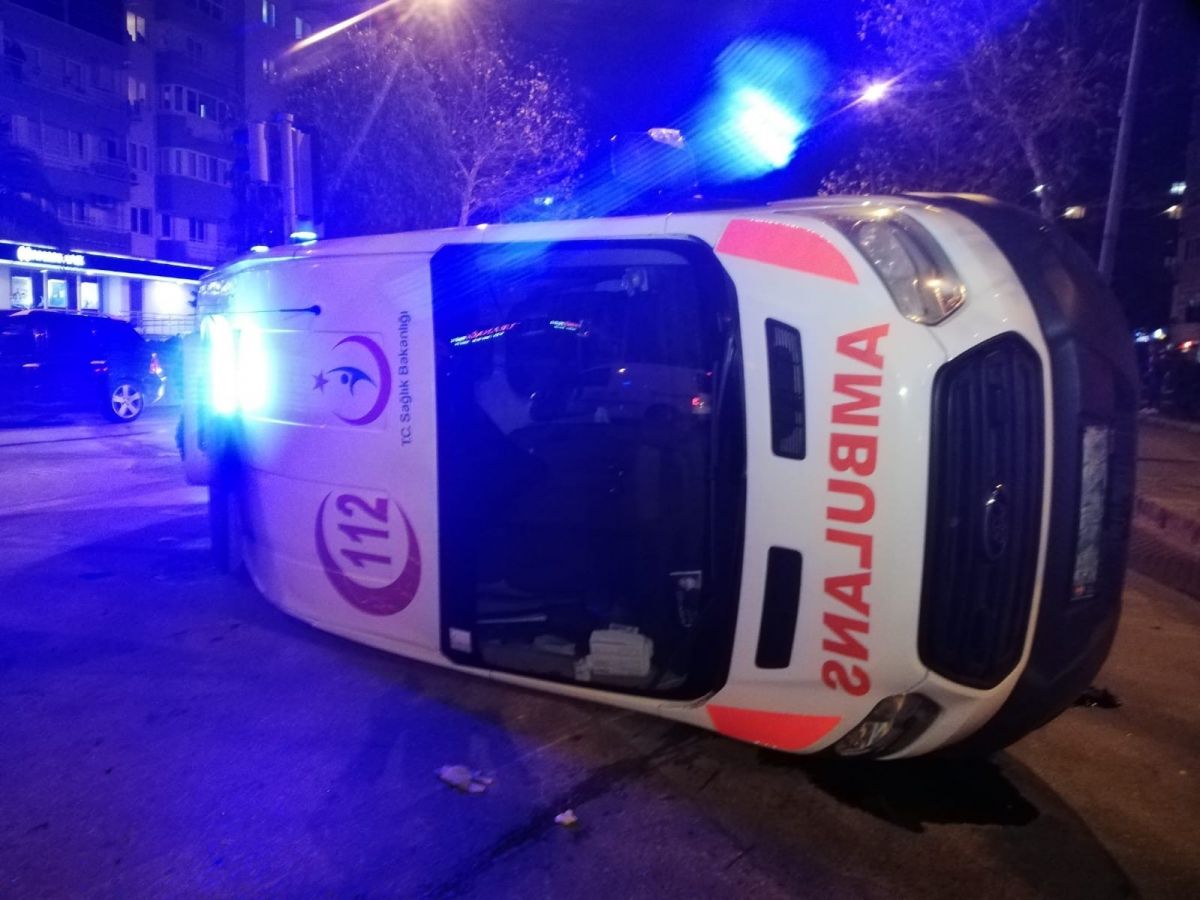 İzmir de kazaya karışan ambulans yan yattı #1