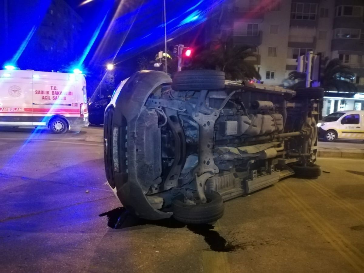 İzmir de kazaya karışan ambulans yan yattı #4