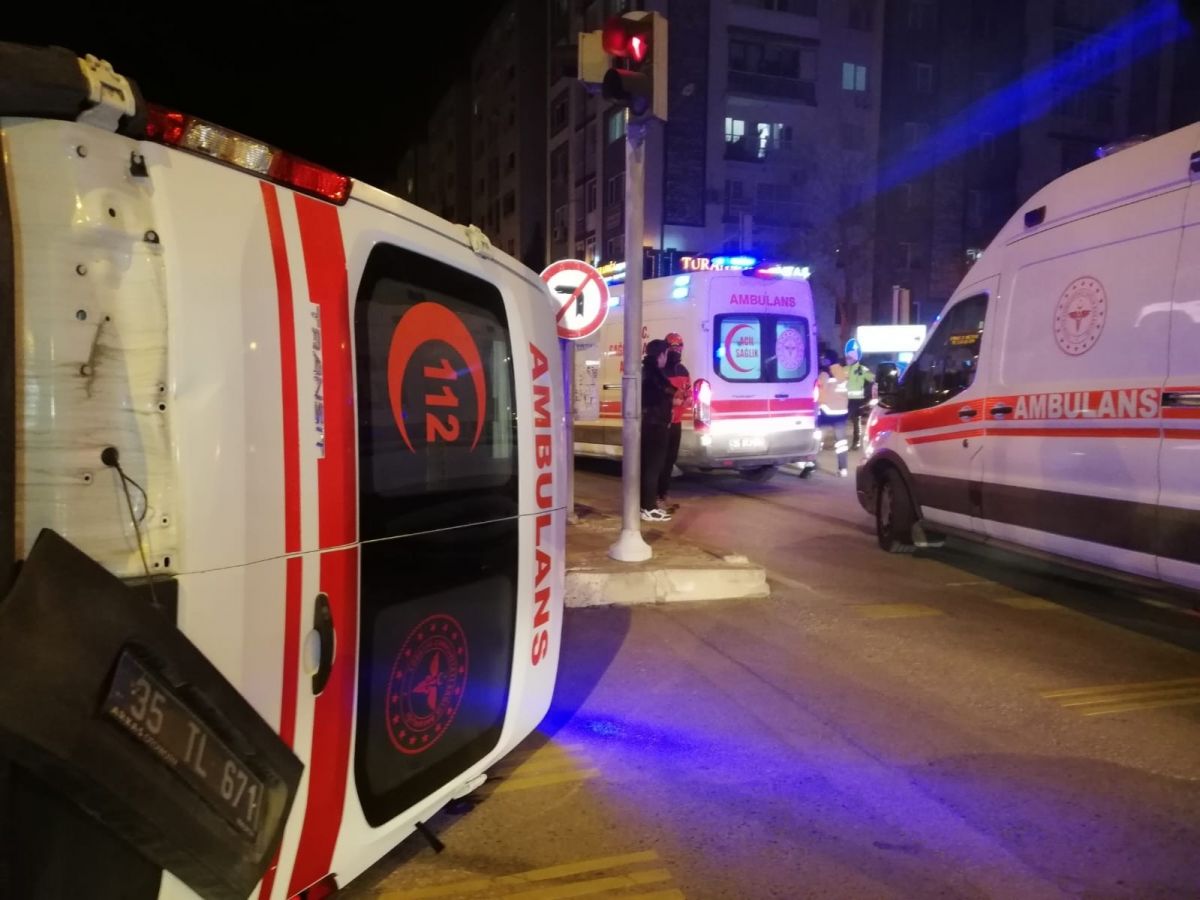 İzmir de kazaya karışan ambulans yan yattı #2