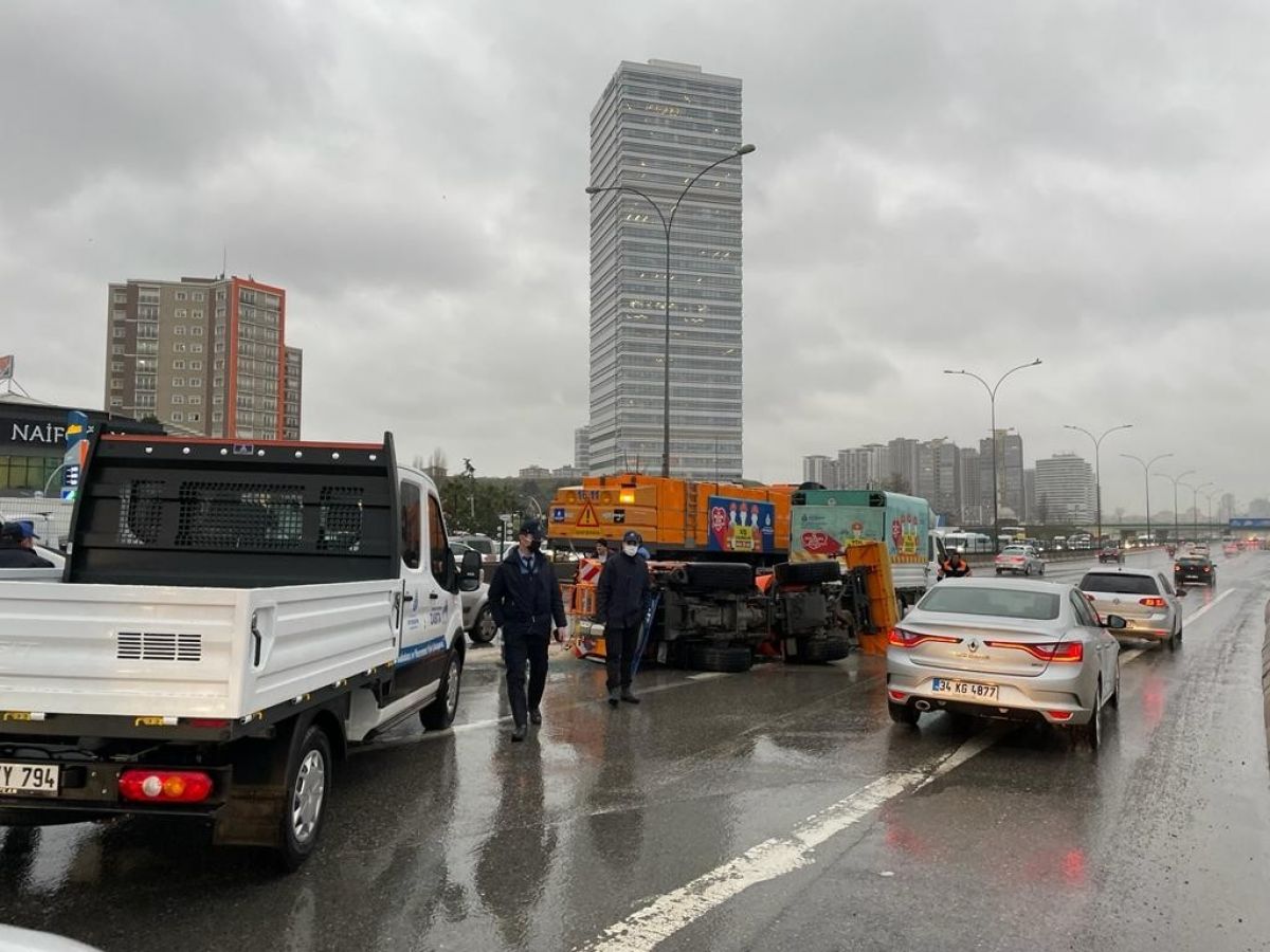 Kadıköy de devrilen İBB nin kar küreme aracı sürücüsü alkollü çıktı #5