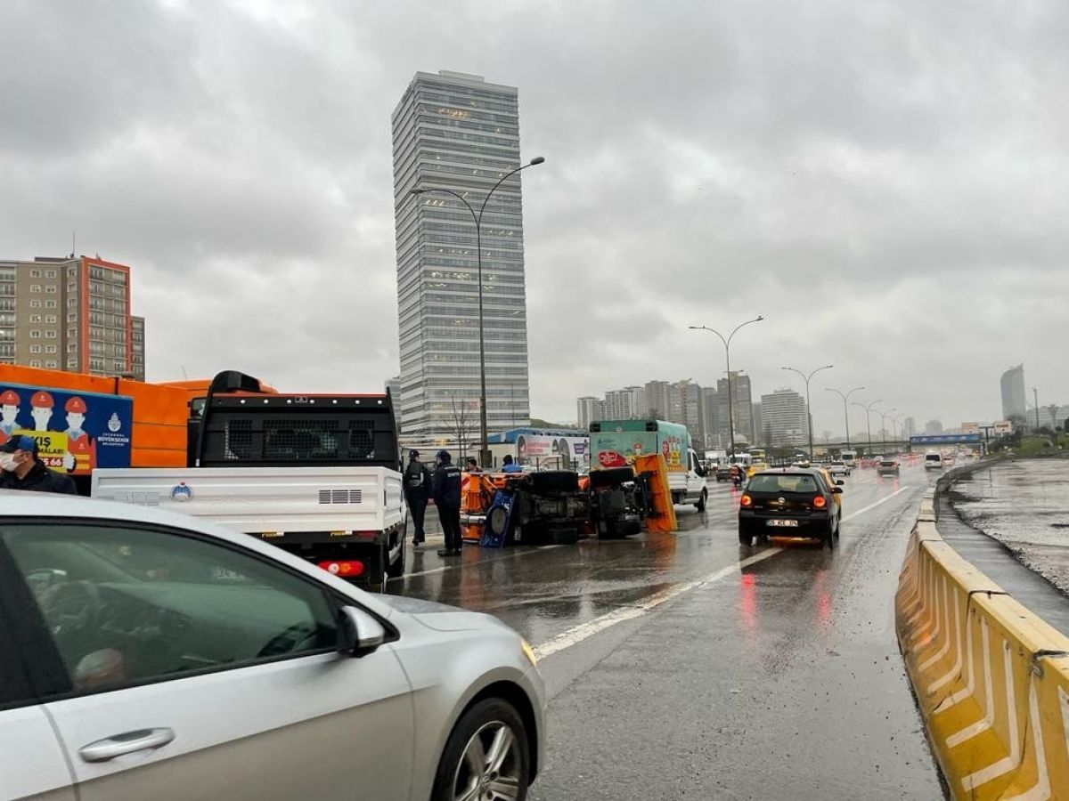 Kadıköy de devrilen İBB nin kar küreme aracı sürücüsü alkollü çıktı #2