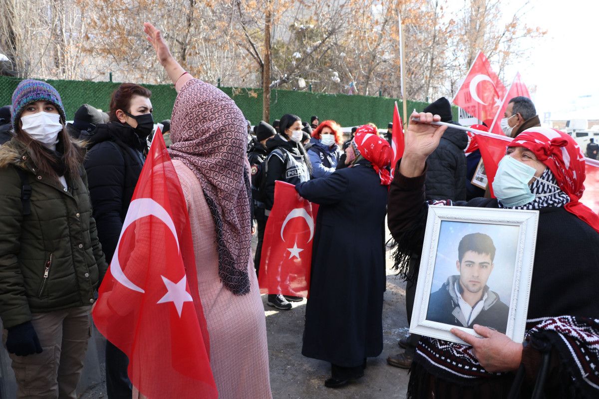 Kızı PKK tarafından kaçırılan Vanlı anne: Teslim ol, o hainlere güvenme #1