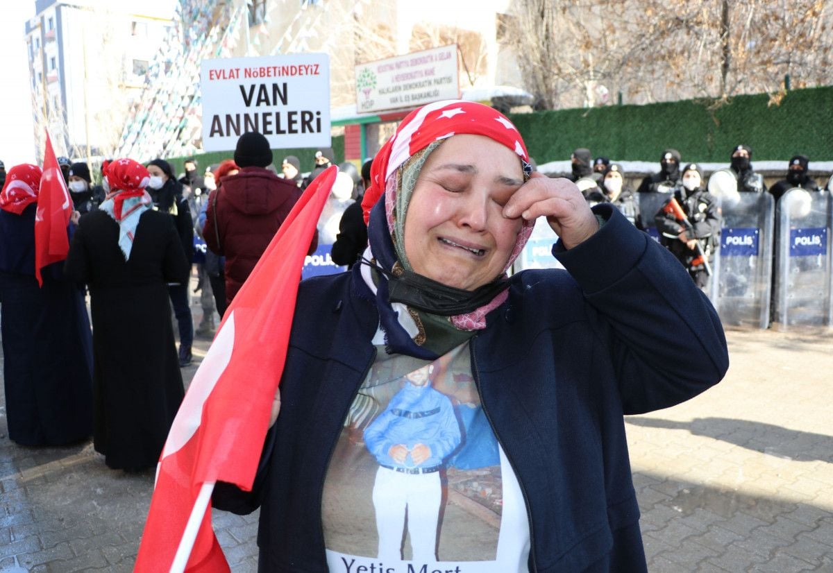 Kızı PKK tarafından kaçırılan Vanlı anne: Teslim ol, o hainlere güvenme #3
