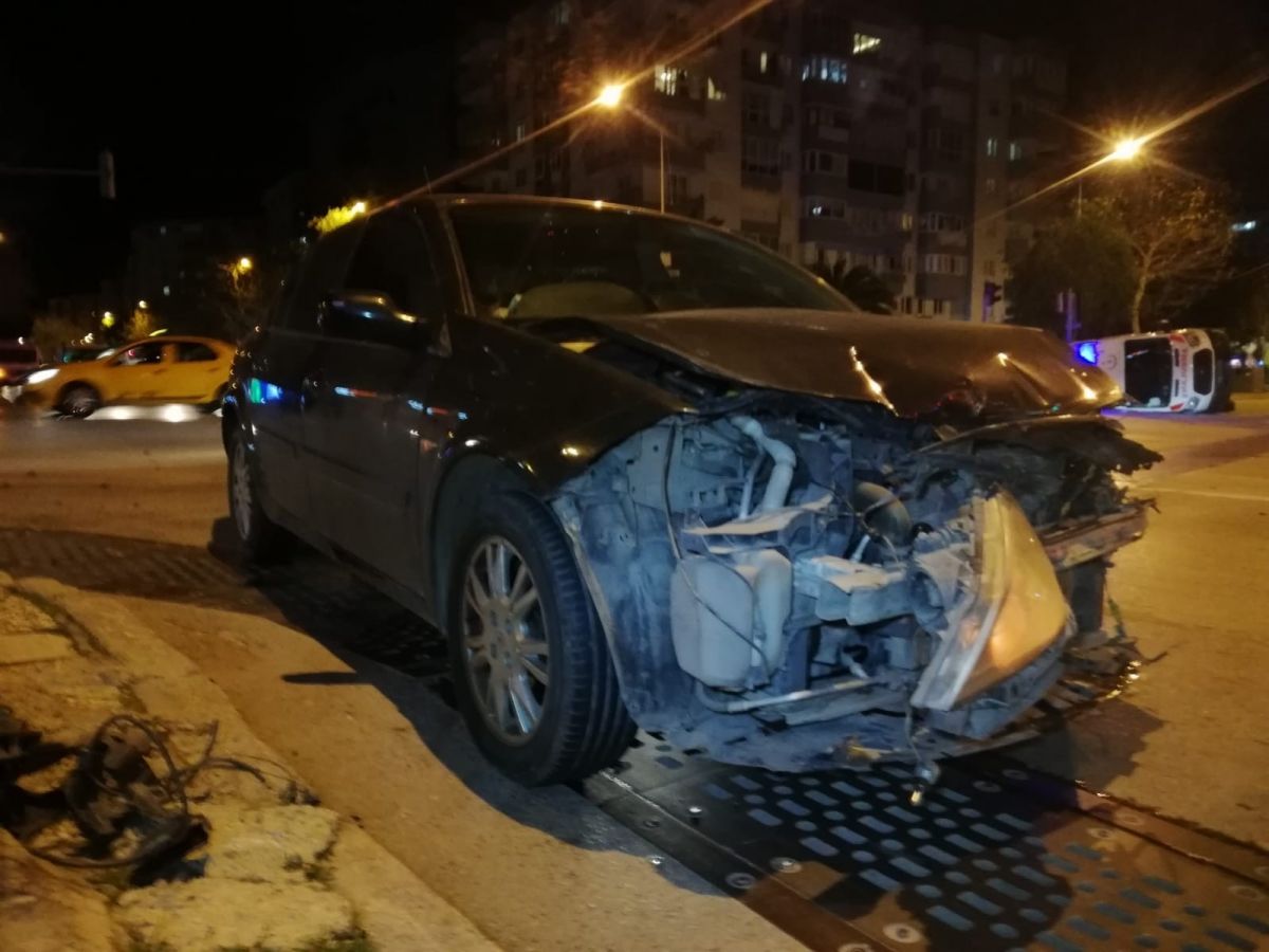 İzmir de kazaya karışan ambulans yan yattı #3