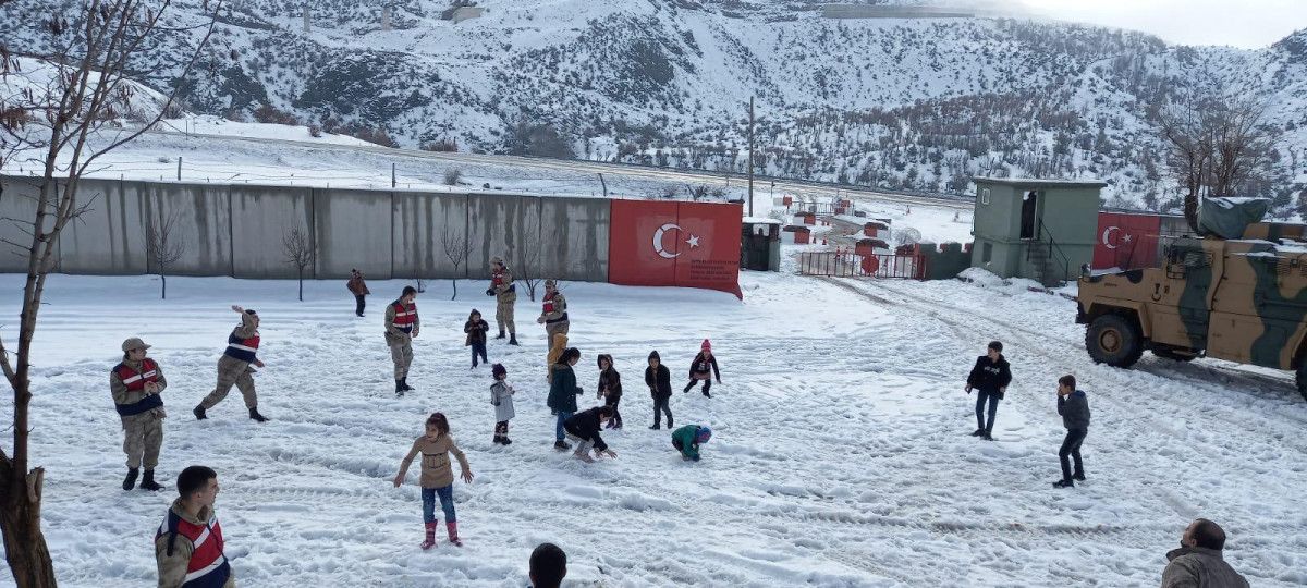 Bitlis te Mehmetçik ile kar topu oynayan çocuklar #1