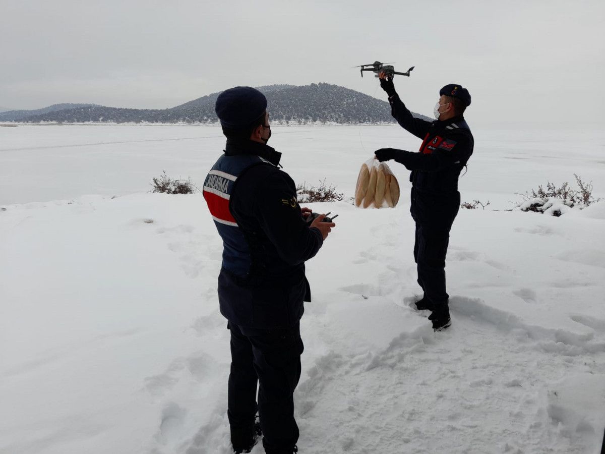 Konya da adada mahsur kalan çiftçilere dronla gıda gönderildi #1