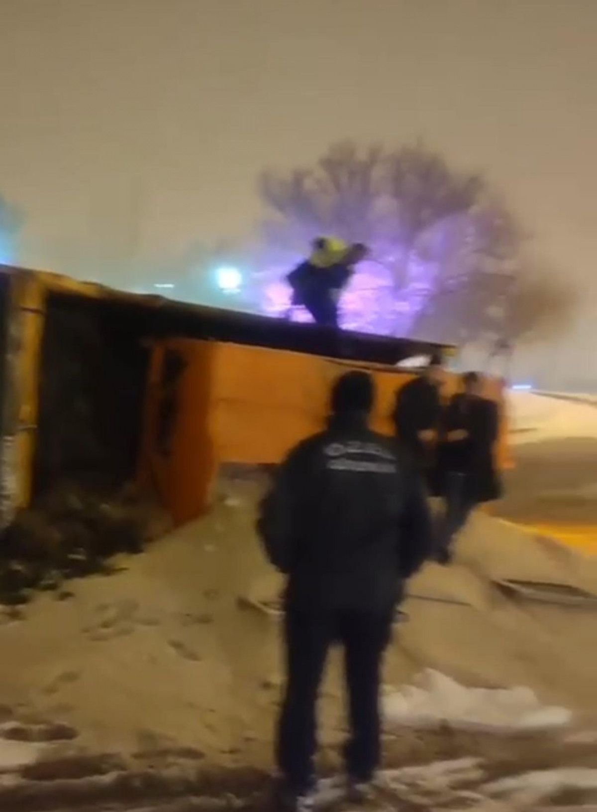 Ankara da kar küreme ve tuzlama aracı devrildi #11