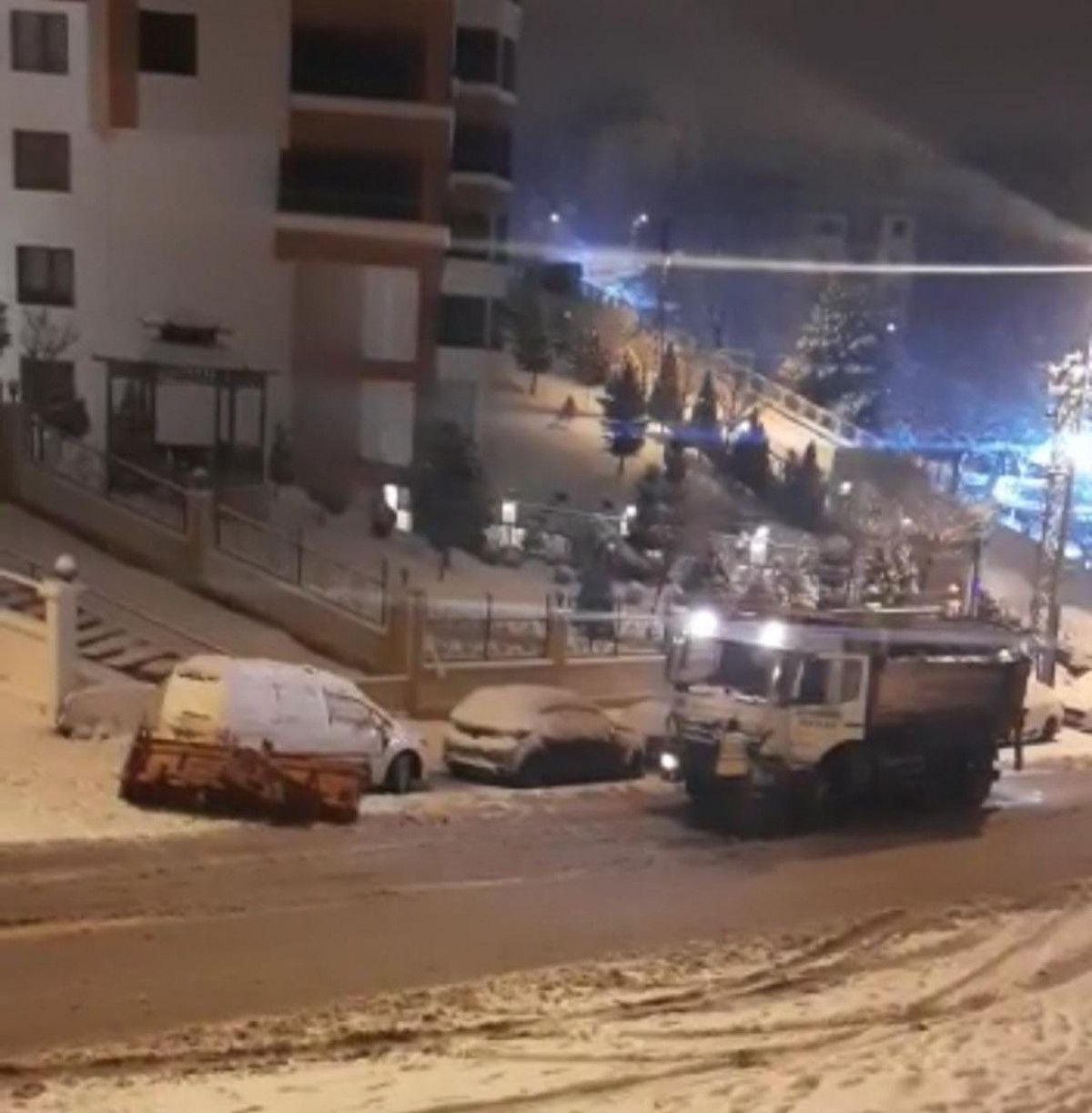 Ankara da kar küreme ve tuzlama aracı devrildi #10