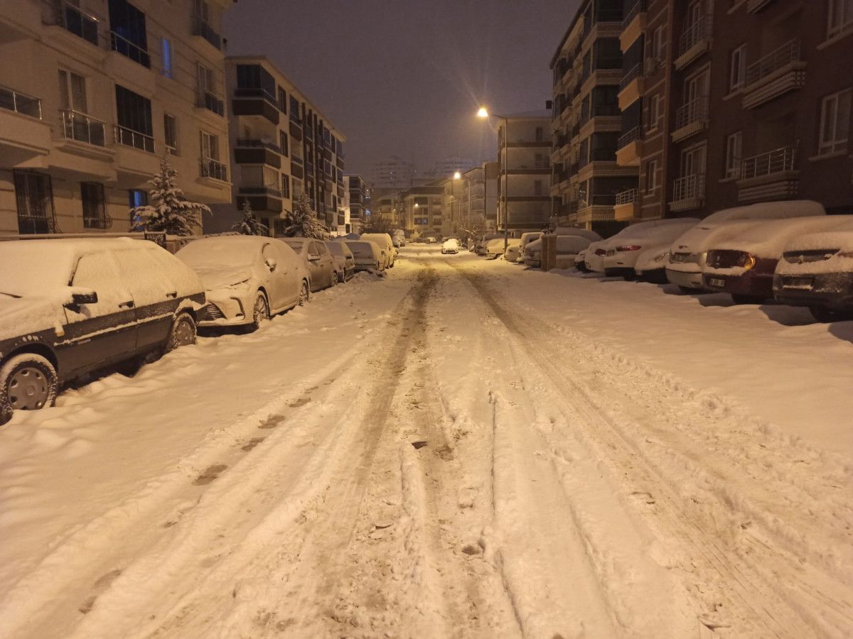 Ankara da kar küreme ve tuzlama aracı devrildi #5