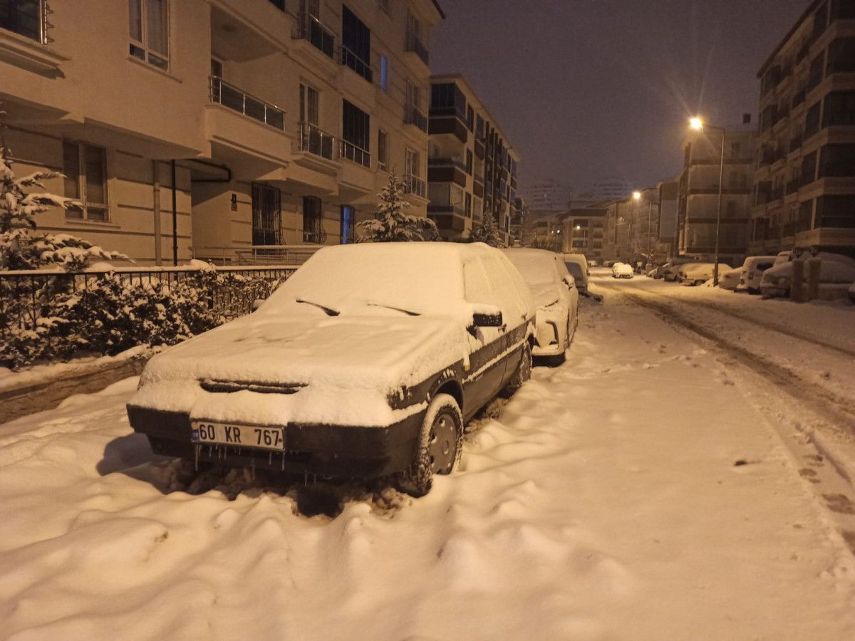 Ankara da kar küreme ve tuzlama aracı devrildi #7