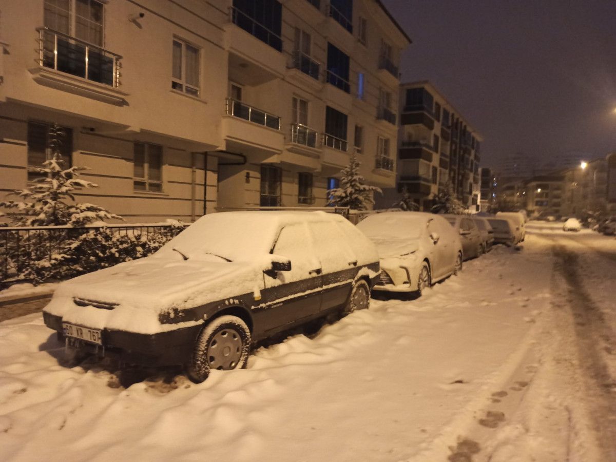Ankara da kar küreme ve tuzlama aracı devrildi #6