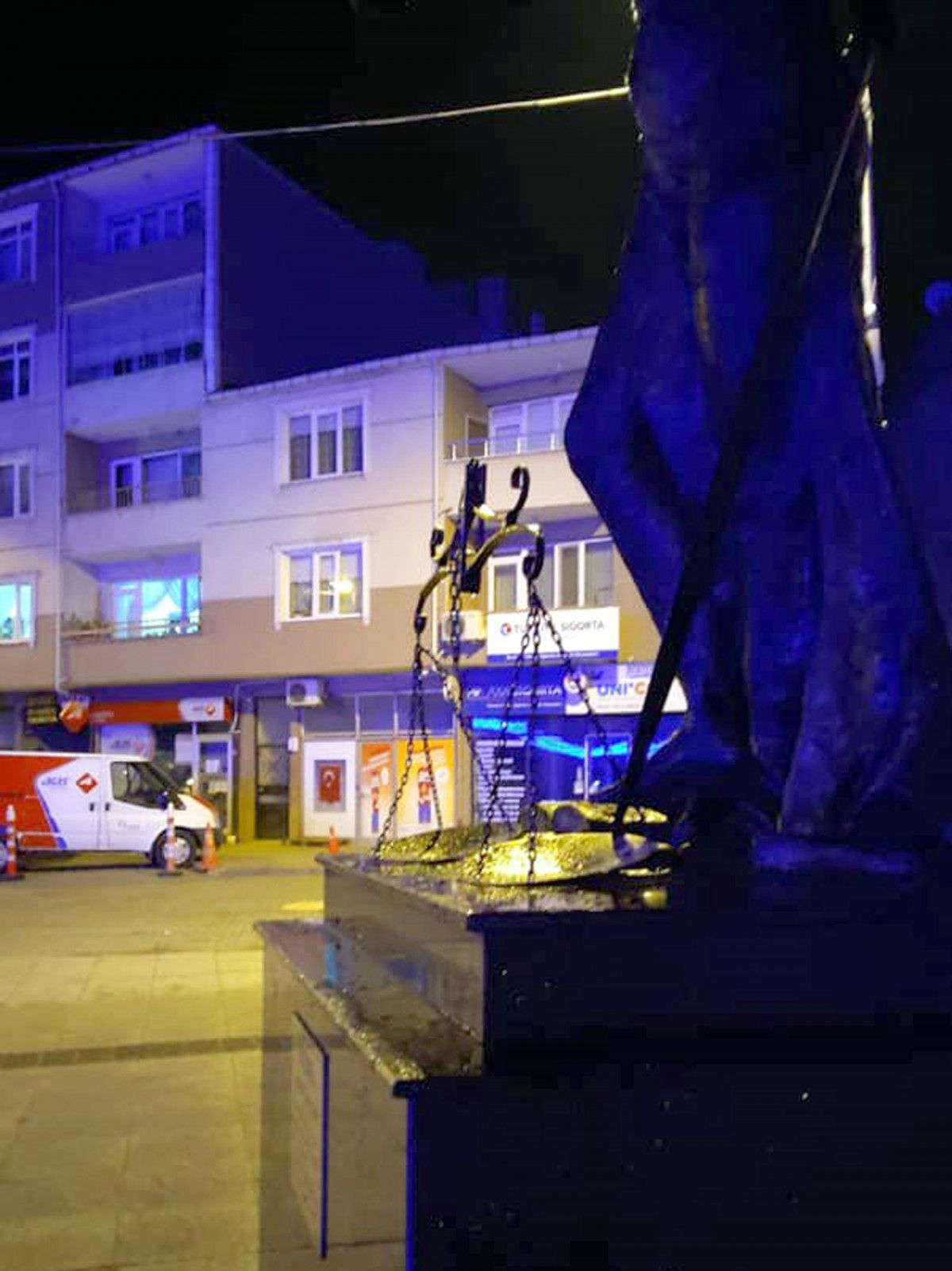 Edirne deki Adalet Anıtı kundaklandı #8