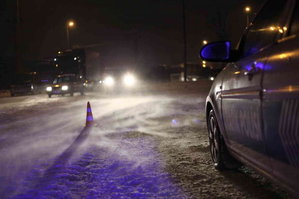 Konya’yı çevre illere bağlayan yollar, kar yağışı nedeniyle ulaşıma kapatıldı #2
