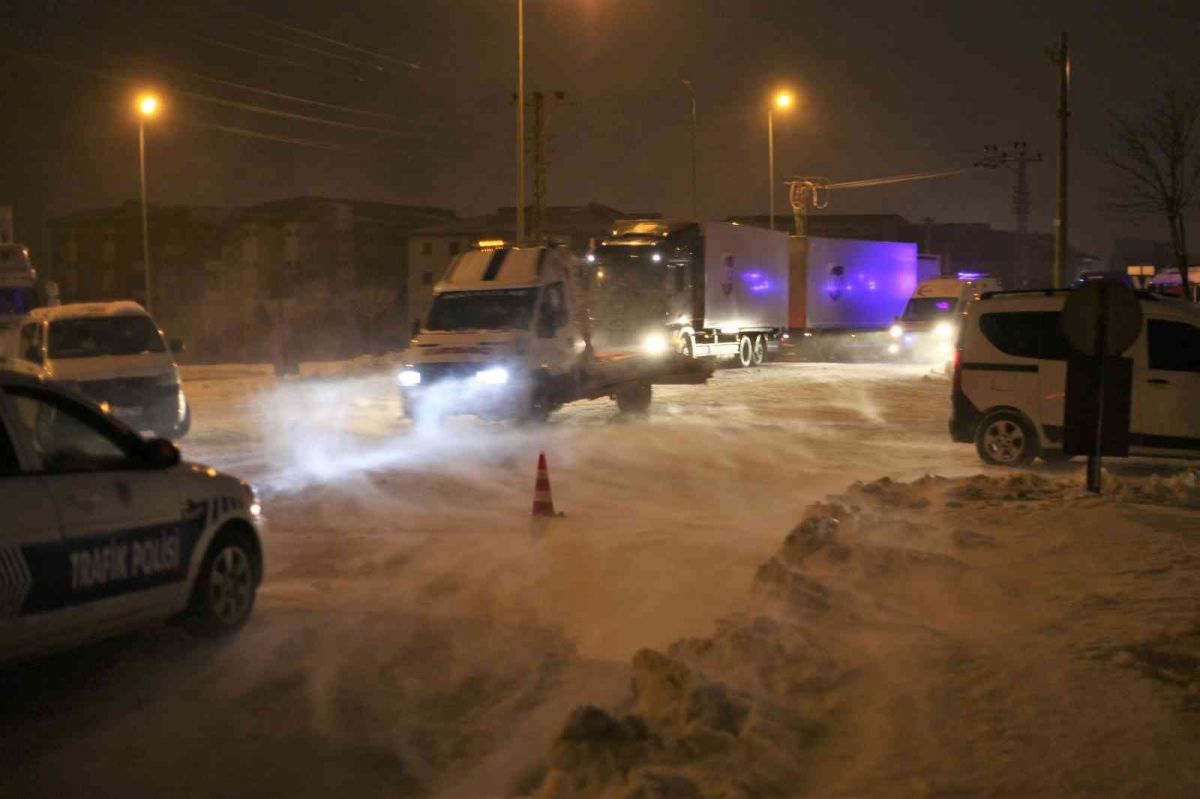 Konya’yı çevre illere bağlayan yollar, kar yağışı nedeniyle ulaşıma kapatıldı #1