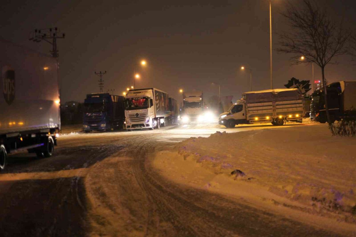 Konya’yı çevre illere bağlayan yollar, kar yağışı nedeniyle ulaşıma kapatıldı #3