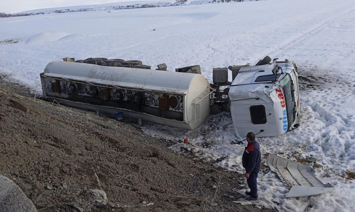Ağrı da buzlu yolda kayan tankerin önünden son anda kaçtı #4