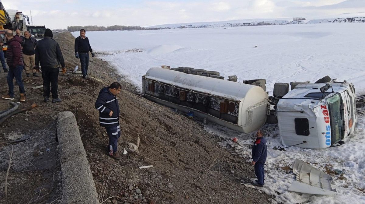 Ağrı da buzlu yolda kayan tankerin önünden son anda kaçtı #5
